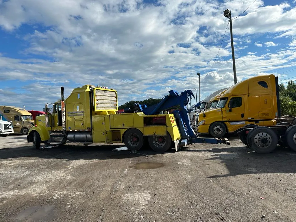 Mtl Roadside Mobile Truck Repair Van on a Street in Saint Laurent Quebec |  247 Truck Repair in Saint Laurent | Mobile Service