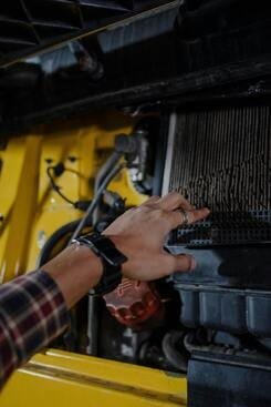 247 Roadside Truck Repair Near the Dorval Airport and Industrial Area | Mtl Roadside Truck Trailers Repair Expert Mobile Heavy Truck Repair Mechanic Performing Engine Diagnostics in Dorval Qc | 247 Truck Repair in Dorval Airport | Truck Roadside Service