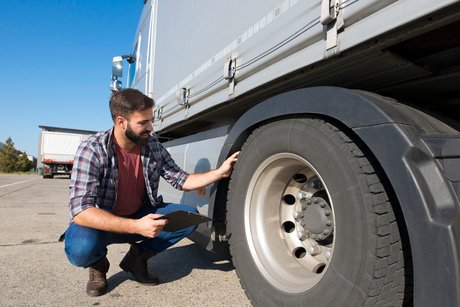 Immediate Engine Truck Repair in Drummondville | Mtl Roadside Truck Trailers Repair Mobile Mechanic Performing 247 Truck Repair in Drummondville Focusing on Heavy Duty Engine Diagnostics | 247 Truck Repair in Drummondville Emergency Mobile Service